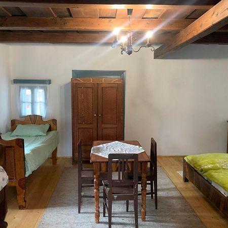 Biro Vendeghaz Hotel Sarateni Bagian luar foto
