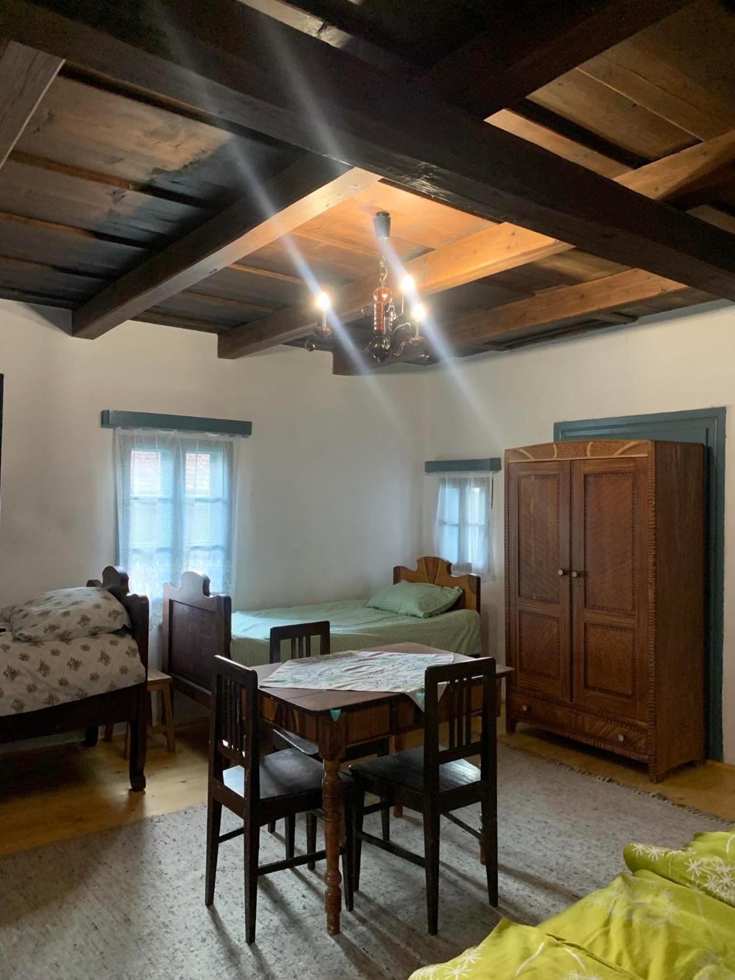 Biro Vendeghaz Hotel Sarateni Bagian luar foto
