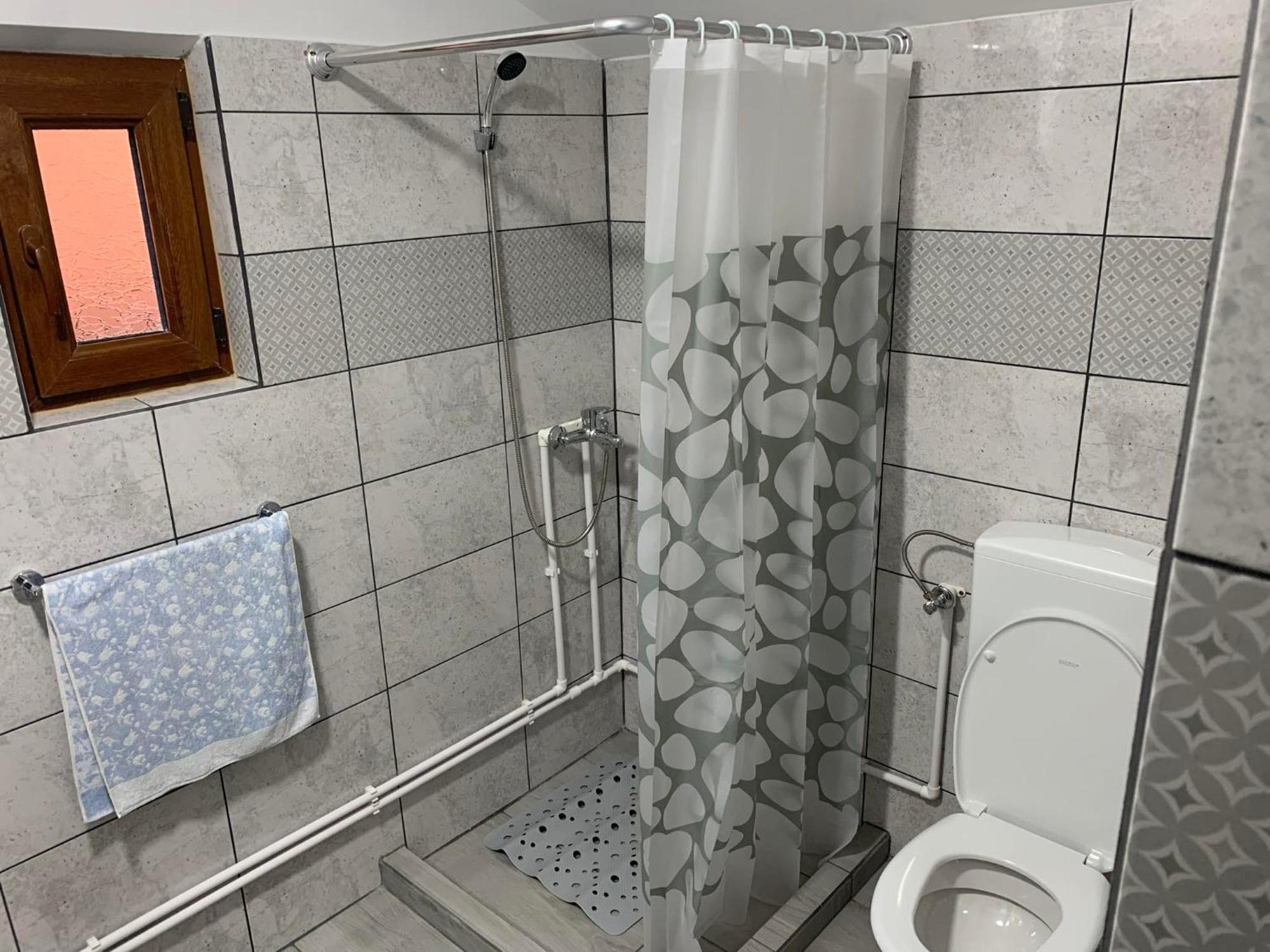 Biro Vendeghaz Hotel Sarateni Bagian luar foto