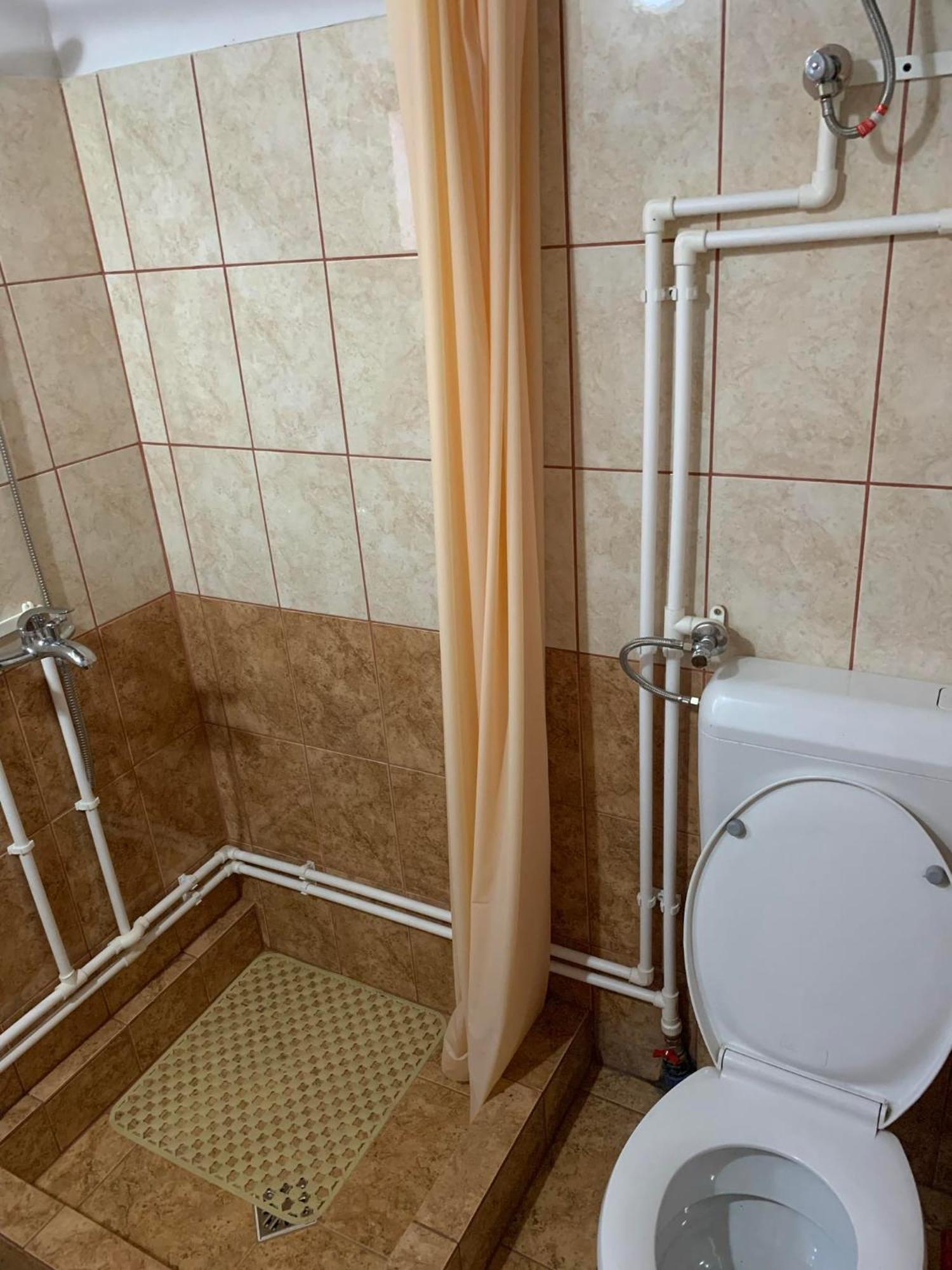 Biro Vendeghaz Hotel Sarateni Bagian luar foto