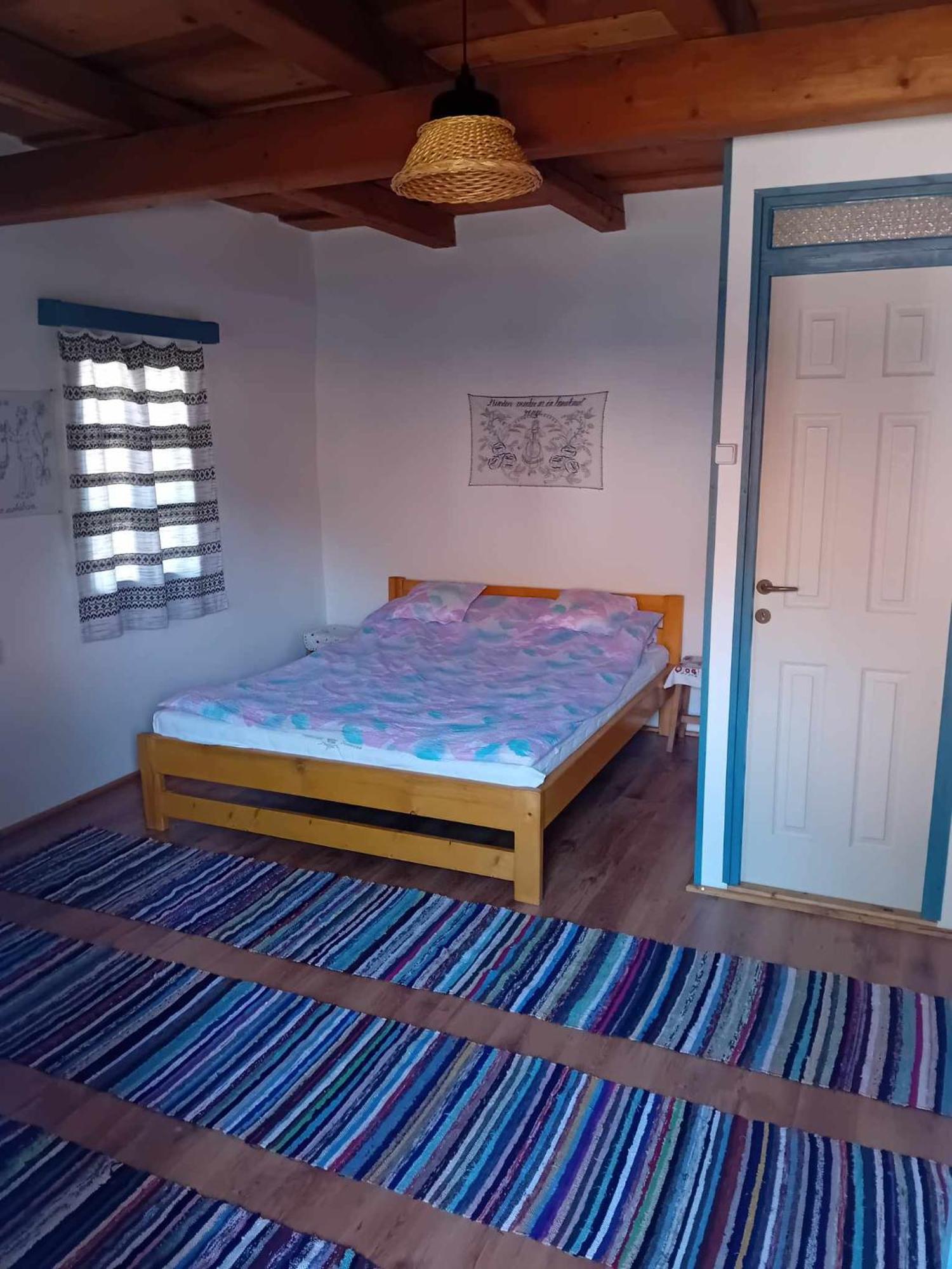 Biro Vendeghaz Hotel Sarateni Bagian luar foto