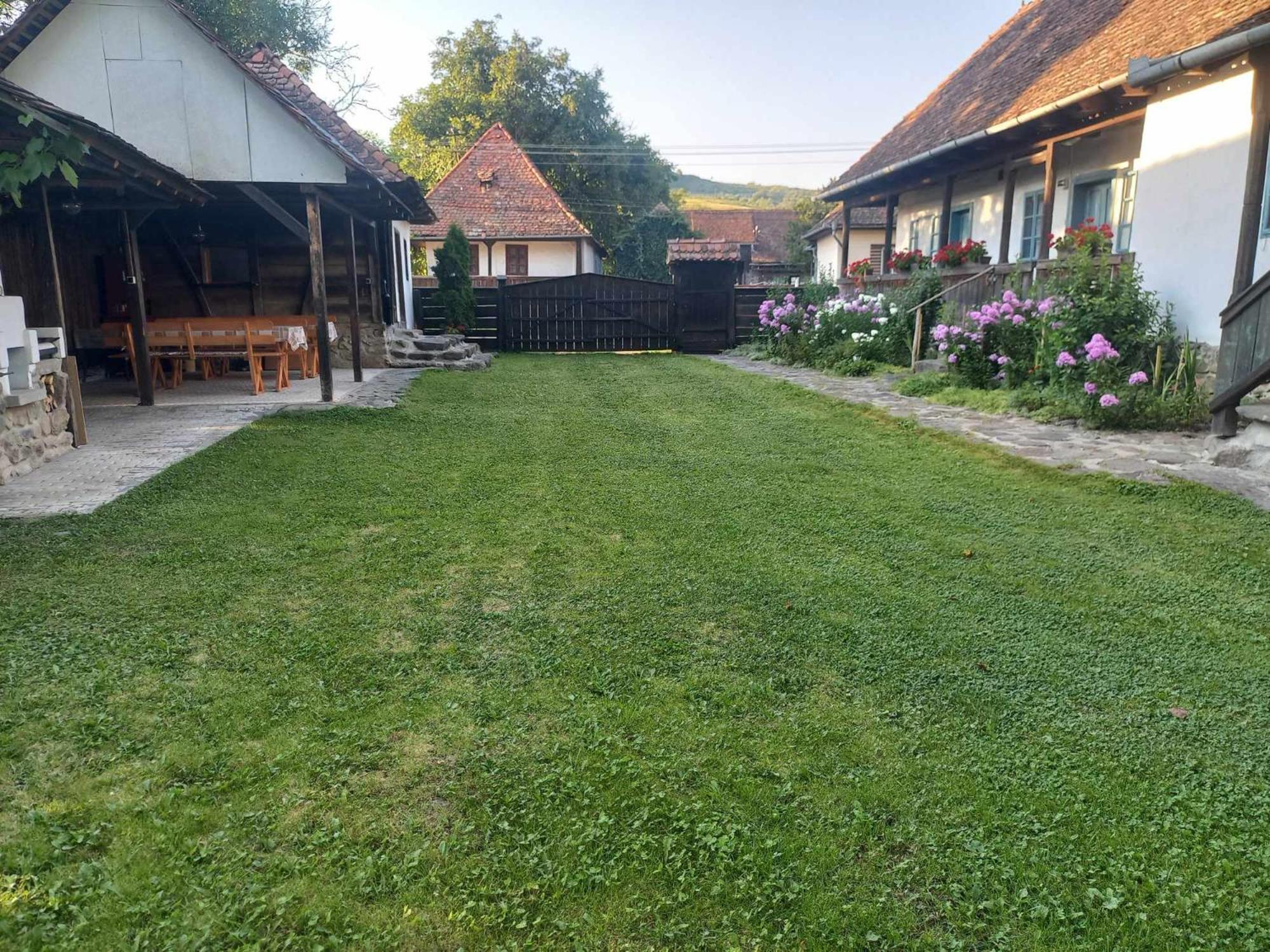 Biro Vendeghaz Hotel Sarateni Bagian luar foto